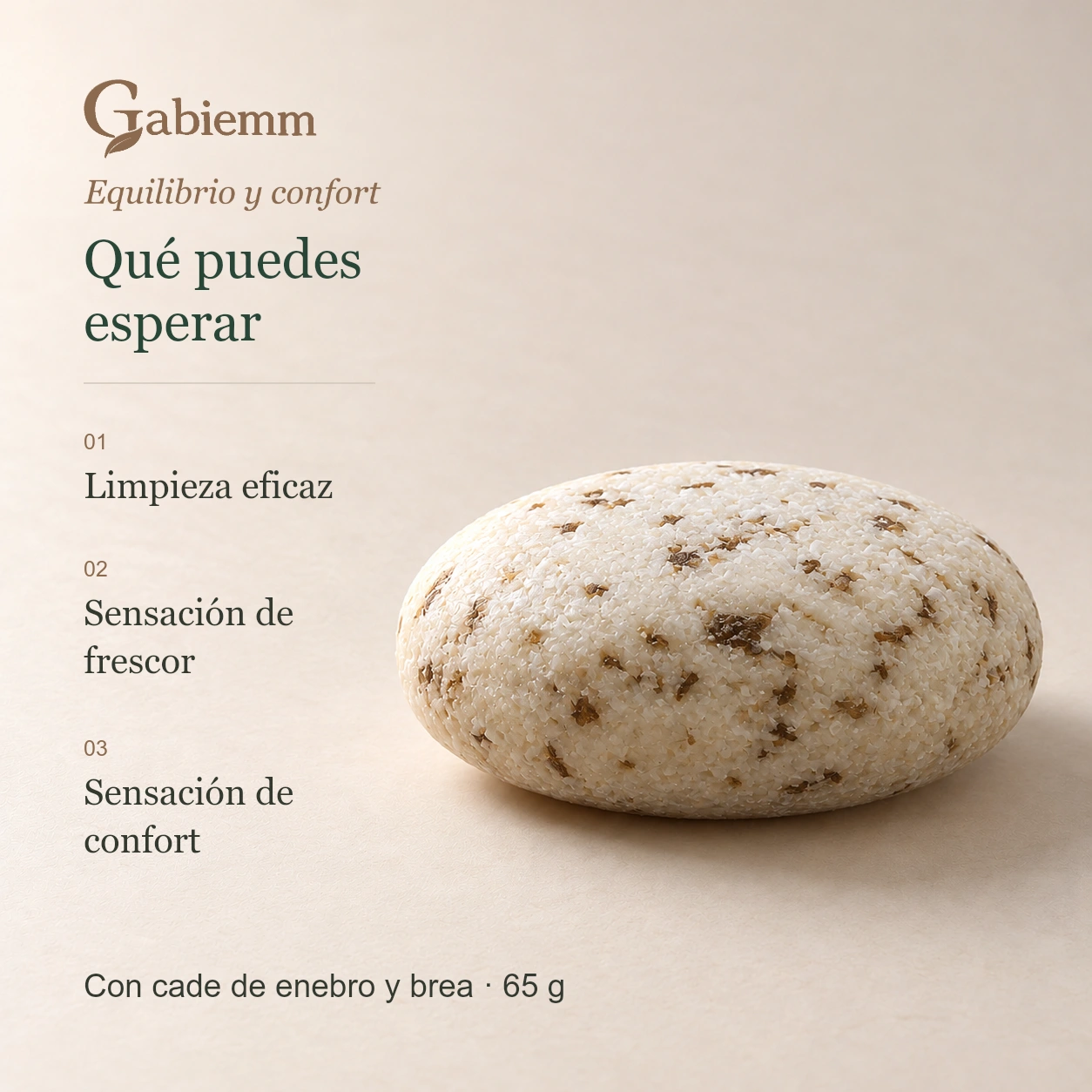 Champú sólido de Gabiemm Cade de enebro y brea junto a los mensajes limpieza eficaz, sensación de frescor y sensación de confort; pastilla de forma abombada y bordes redondeados.