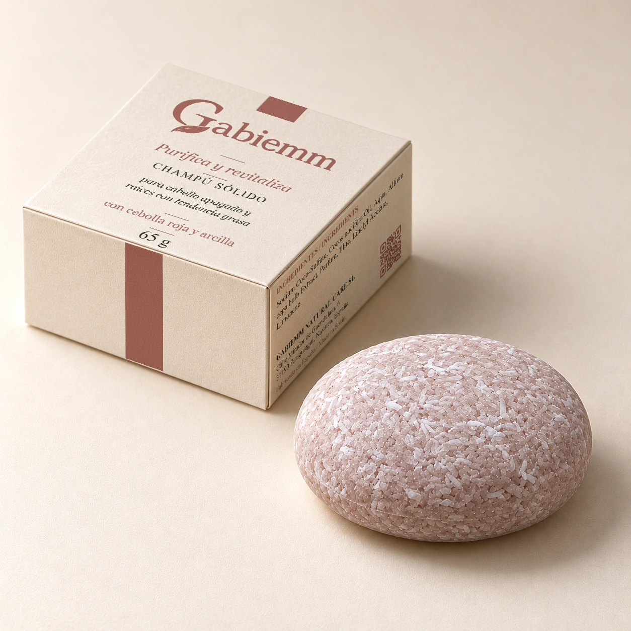 Mockup digital de la caja Purifica y revitaliza de Gabiemm, de 65 g, junto a su pastilla de champú sólido. Se conserva el diseño original de tapa y caras visibles; pastilla de forma abombada y bordes redondeados.