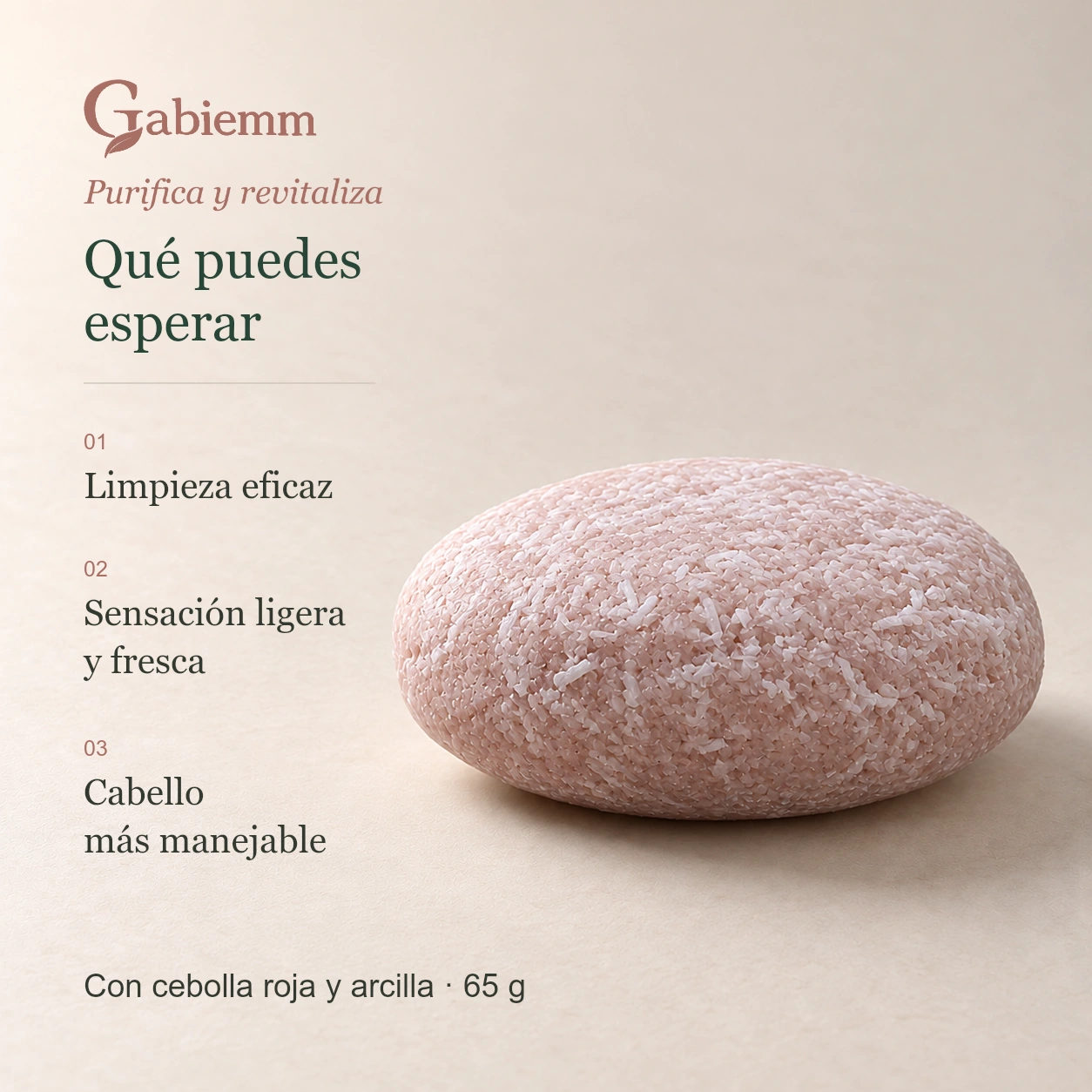 Champú sólido de Gabiemm Cebolla roja y arcilla junto a los mensajes limpieza eficaz, sensación ligera y fresca, y cabello más manejable; pastilla de forma abombada y bordes redondeados.