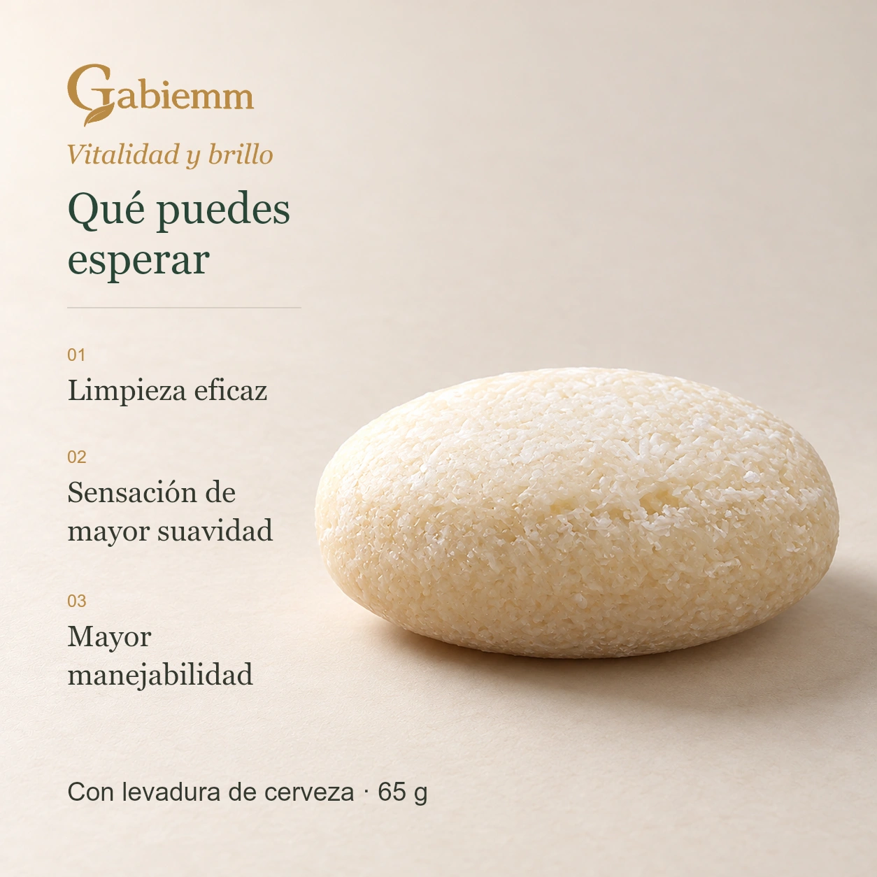 Champú sólido de Gabiemm Levadura de cerveza junto a los mensajes limpieza eficaz, sensación de mayor suavidad y mayor manejabilidad; pastilla de forma abombada y bordes redondeados.